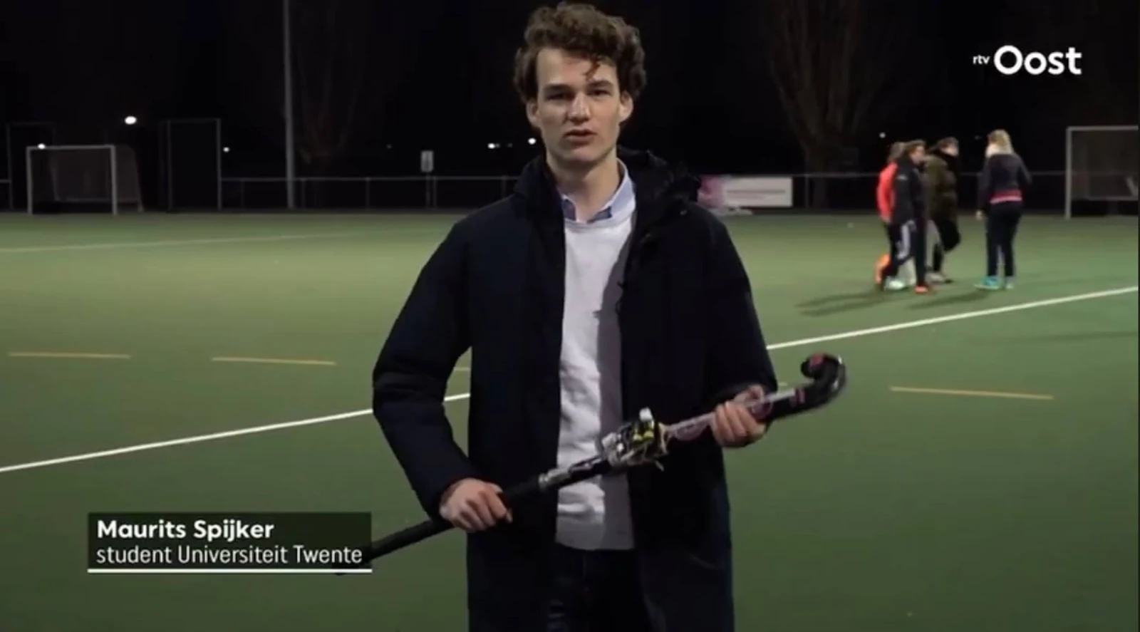 Maurits Spijker met de interactieve hockeystick in de RTV Oost-reportage