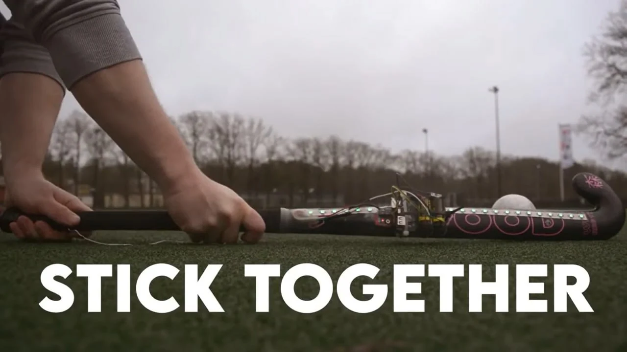 Still uit de Stick Together-projectvideo met de interactieve hockeystick op het veld