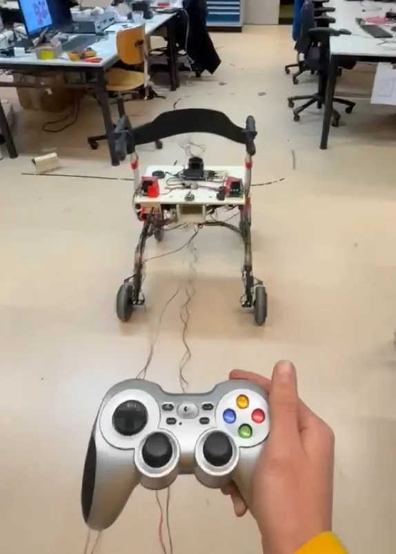 Het werkende Smart Guidance Rollator-prototype tijdens een technische test