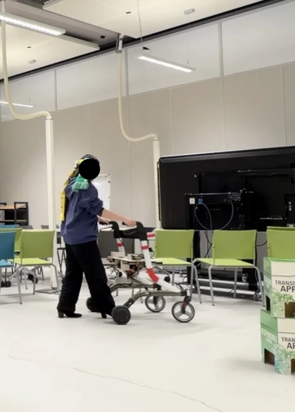 Geblinddoekte deelnemer test de Smart Guidance Rollator in het DesignLab