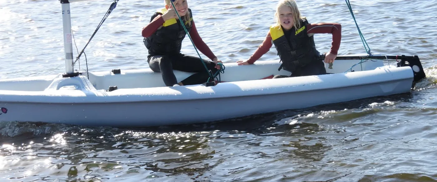 Twee kinderen zeilen op de Fluessen bij Zeilschool 't Stekelbaarsje